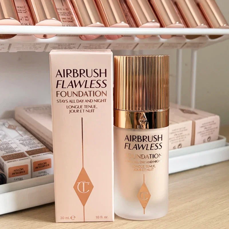Charlotte, correttore, fondotinta liquido e cipria fissante, a lunga tenuta, controllo dell’oleosità, resistente all’acqua, facile da usare, Tilbury Cosmetics.