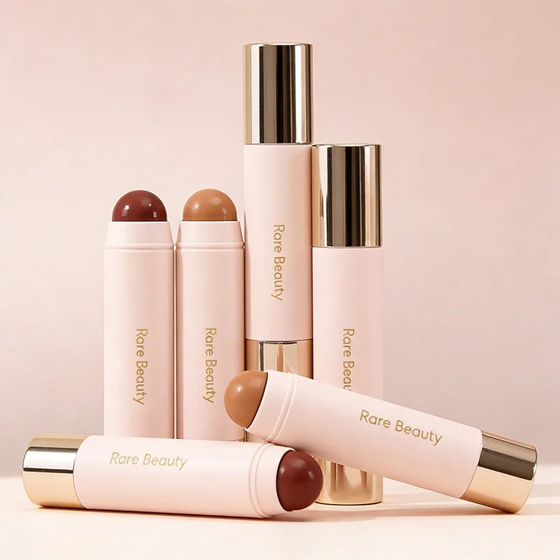 Rare Beauty, illuminante in polvere a effetto «soft pinch», per un aspetto naturale e luminoso, ideale per il trucco del viso, con una lunga durata, perfetto per l’uso quotidiano e per le feste.