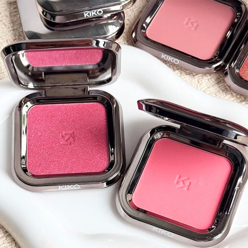KIKO Unlimited Blush 6g, blush in polvere opaca monocromatica, con una tenuta fino a 12 ore, ricco di colore. Lucidalabbra 3D Hydra 6ml, idratante.