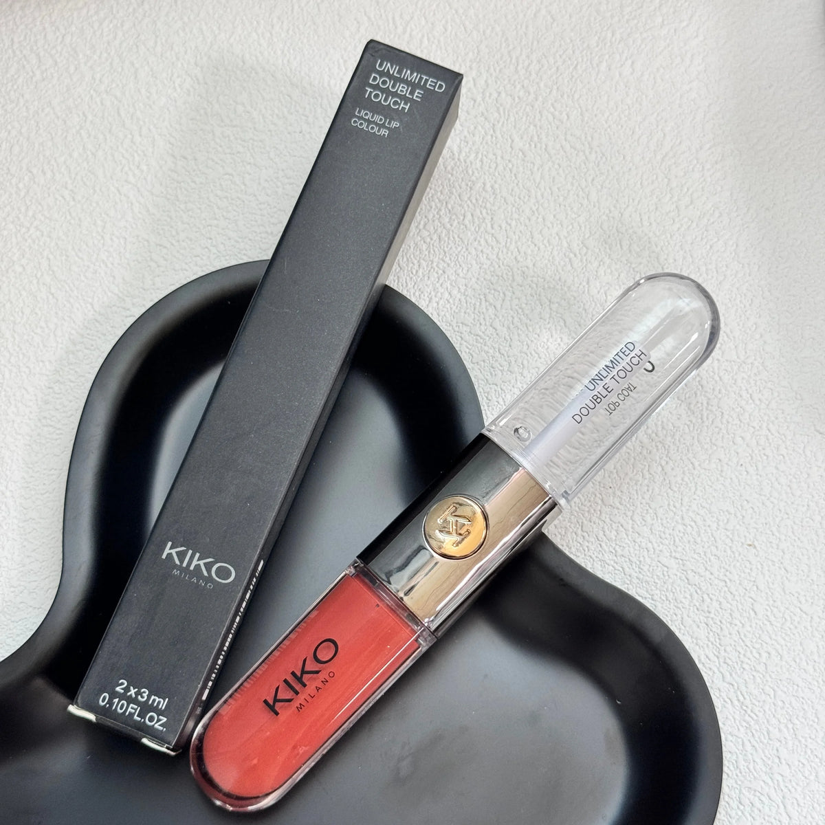 KIKO Milano: rossetto trasparente bicolore, a lunga tenuta, resistente alle sbavature, con un'elevata concentrazione di pigmenti e disponibile in finiture opache e lucide.