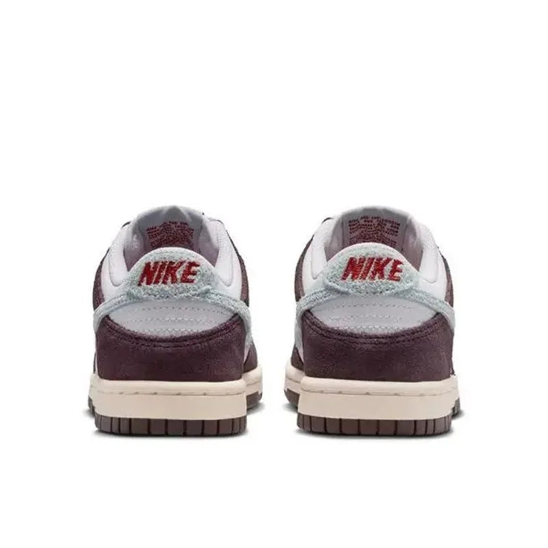 Sneakers Nike Low-Top, modello retro, casual, sportivo e alla moda, con colori a blocchi bianco, marrone e viola, e logo Flash Swoosh, IB5691-100.