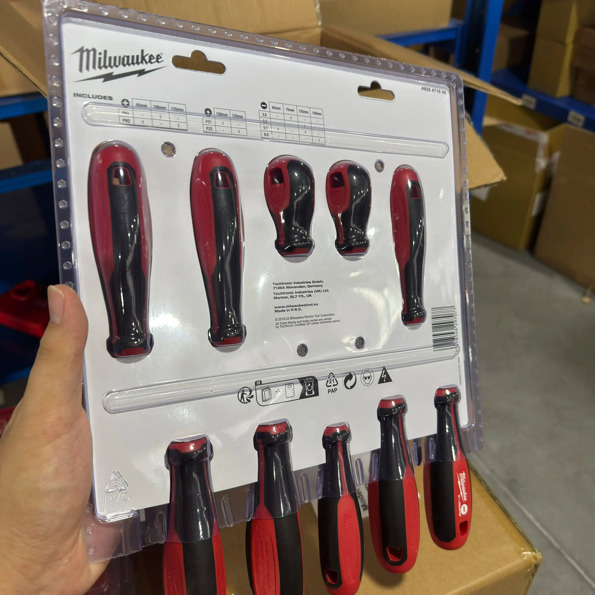 Milwaukee 4932471808 Set di 8 Cacciaviti, Manici Ergonomici Rossi/Neri, Punte Magnetiche per Lavori di Fissaggio in Fai-da-Te e Professionali