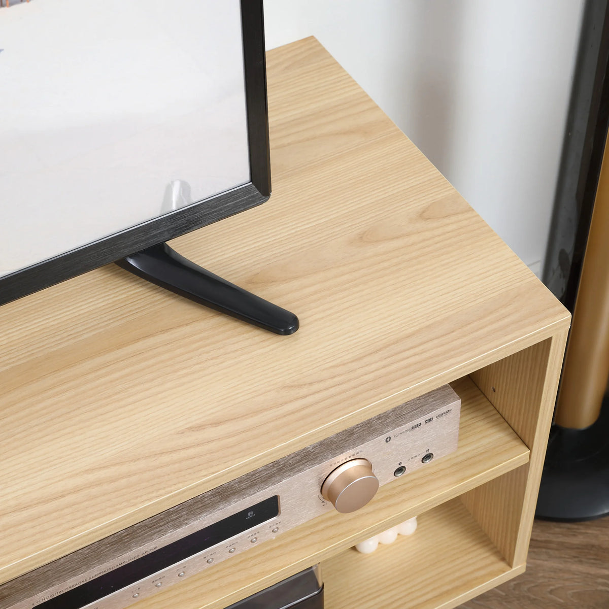 Mobile TV HOMCOM per televisori fino a 46 pollici, design scandinavo, 2 ante, 2 nicchie con passacavi, 110x39x cm