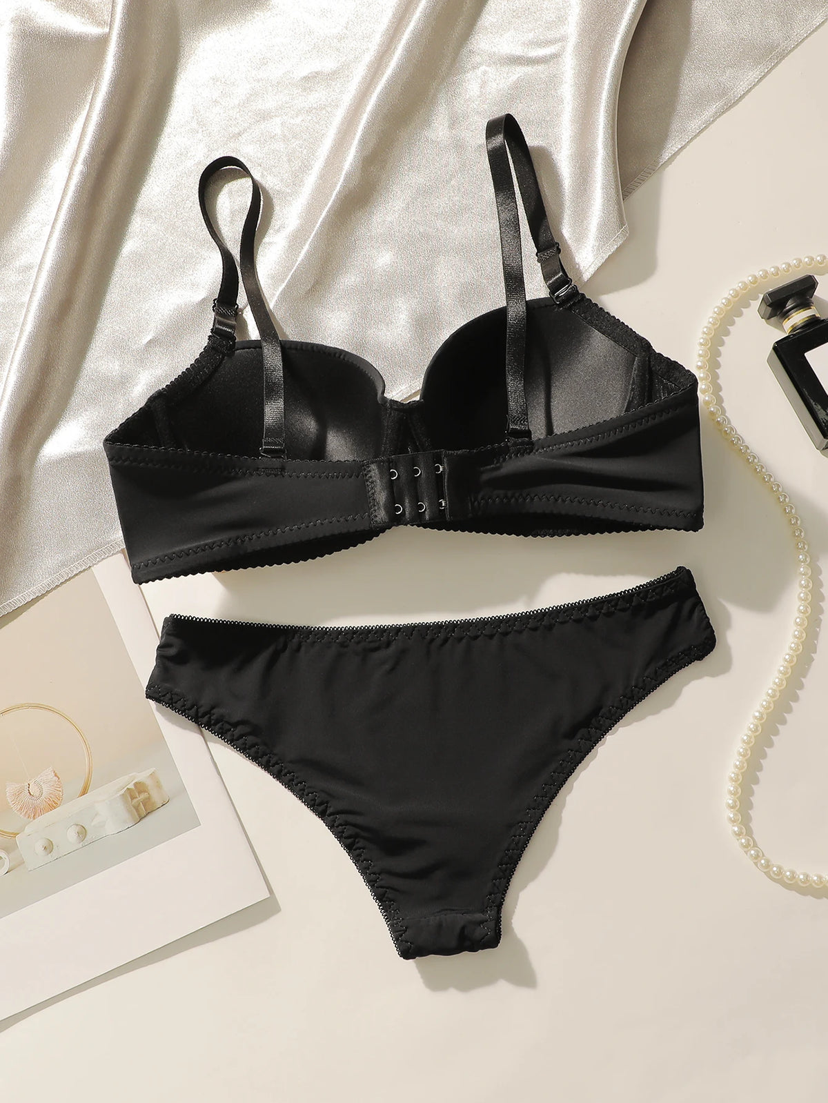 Nuovo set da 2 pezzi quotidiano in tinta unita di vendita calda con reggiseno push up con bordo in acciaio per set intimo donna J2611