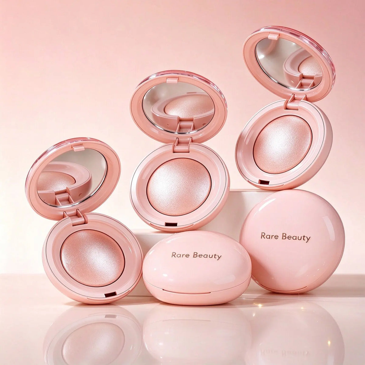 Rare Beauty, illuminante in polvere a effetto «soft pinch», per un aspetto naturale e luminoso, ideale per il trucco del viso, con una lunga durata, perfetto per l’uso quotidiano e per le feste.
