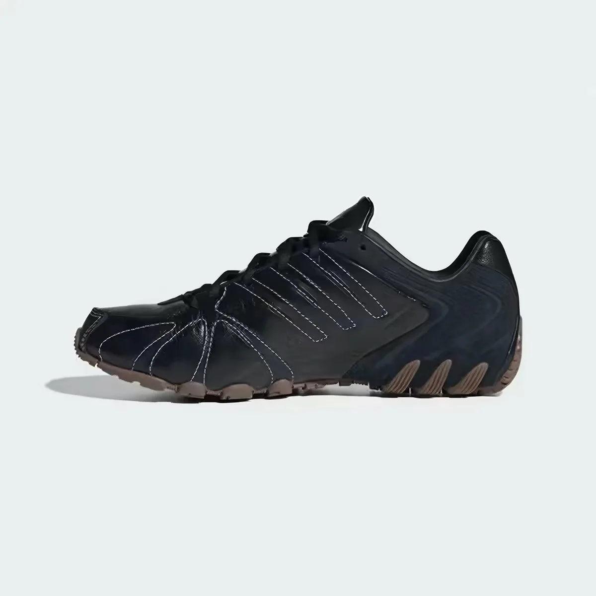 Sneakers vintage alla moda Adidas Retro con motivo a conchiglia, nere con cuciture bianche e suola in gomma IH1654