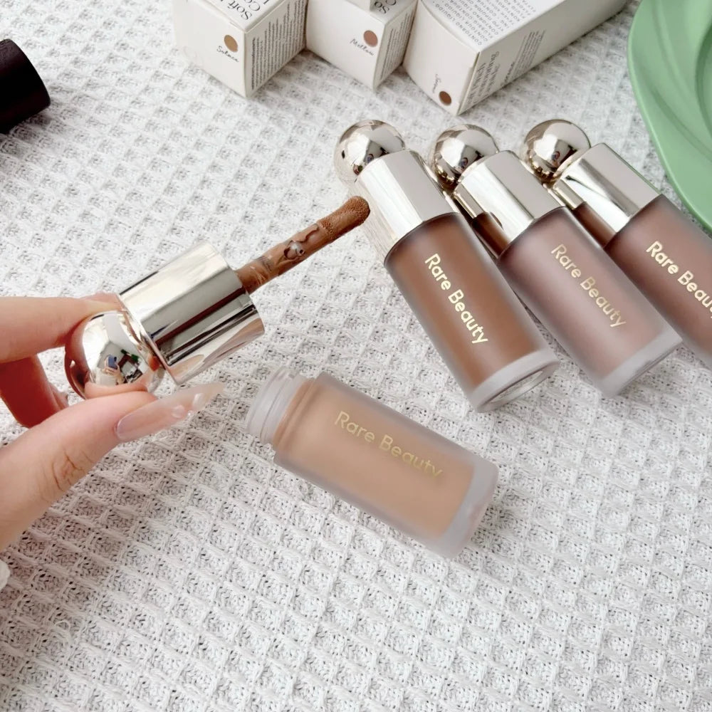 Rare Beauty Illuminante Innovativo Effetto Seta Leggero, Lucidalabbra Resistente all'Acqua a Lunga Durata, Contouring Liquido, Cosmetici Regalo