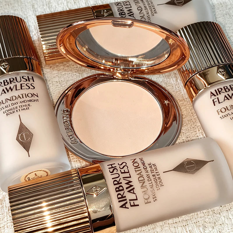 Charlotte, correttore, fondotinta liquido e cipria fissante, a lunga tenuta, controllo dell’oleosità, resistente all’acqua, facile da usare, Tilbury Cosmetics.