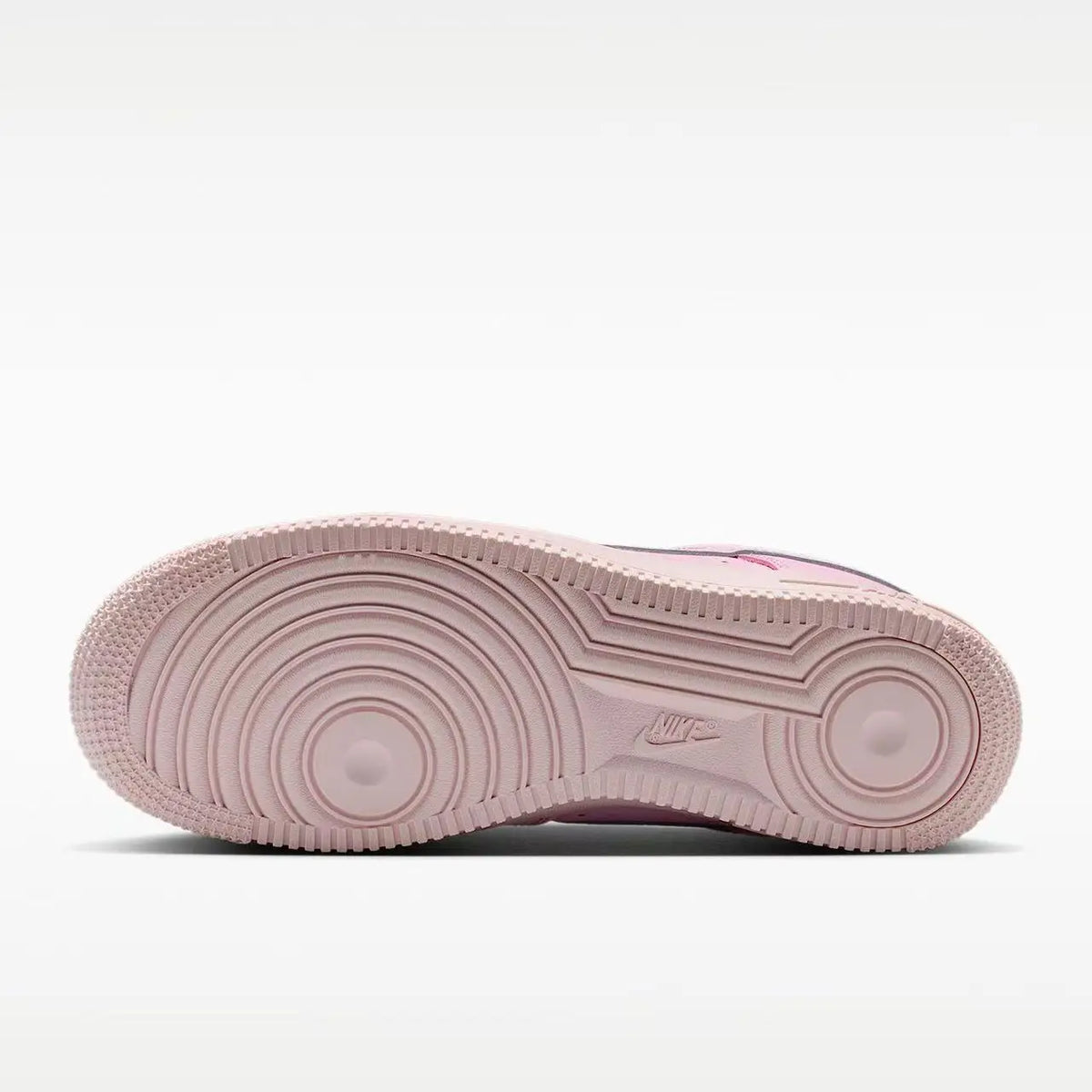 Nike Air Force 1, scarpe da ginnastica basse, interamente rosa, con tomaia in morbido tessuto rosa fiori di ciliegio, scarpe casual versatili, modello IR0871-600.