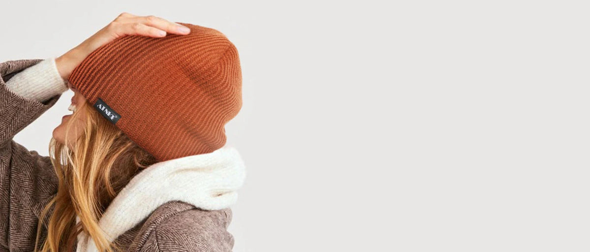 Cappello Illuminato Berretto,USB Ricaricabile Cappello da Corsa 4 LED Impermeabile Luce Invernale Calda Lampada Frontale Regali per Uomo e Donna