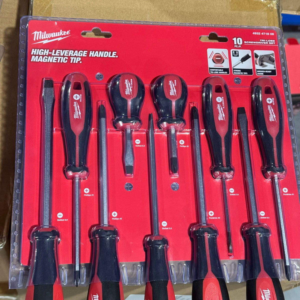 Milwaukee 4932471808 Set di 8 Cacciaviti, Manici Ergonomici Rossi/Neri, Punte Magnetiche per Lavori di Fissaggio in Fai-da-Te e Professionali