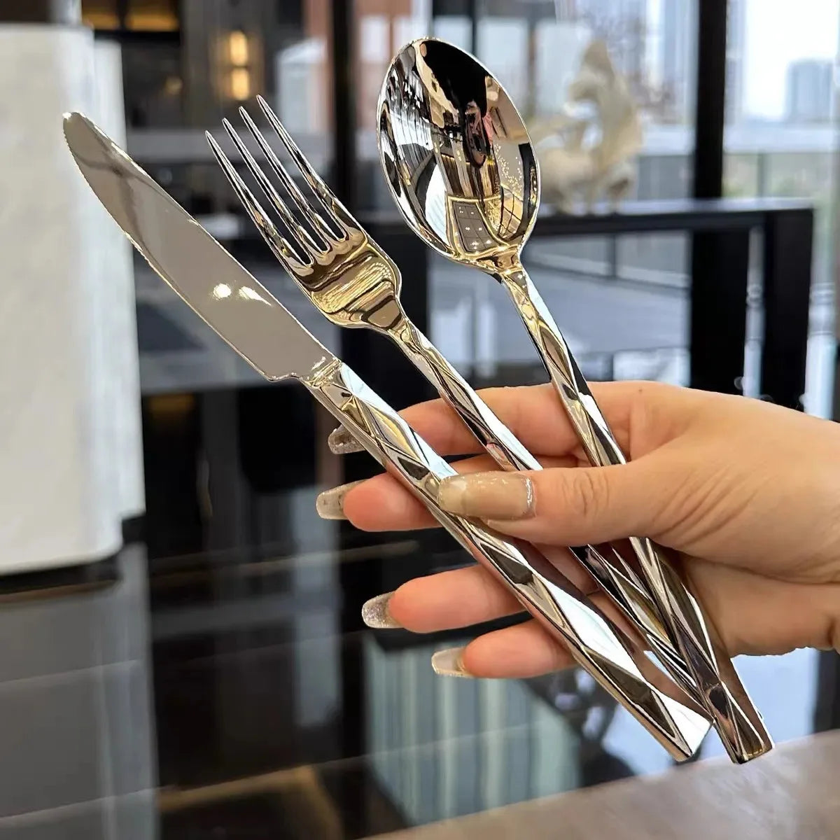 Set di posate in acciaio inossidabile con finitura a taglio diamantato di alta qualità, coltello, forchetta e cucchiaio per bistecche con manico rinforzato, posate occidentali di lusso per uso domestico e alberghiero