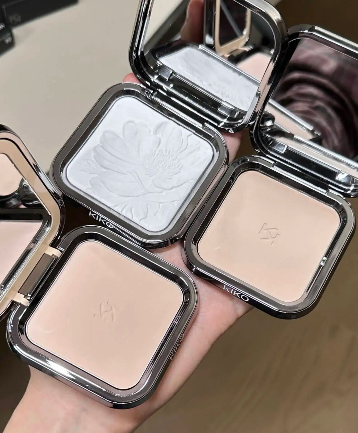 KIKO Cipria compatta per il viso, effetto matte, protezione solare, fissante, controllo del sebo, lunga durata, con specchio e applicatore a forma di piumino, adatta a tutti i tipi di pelle.