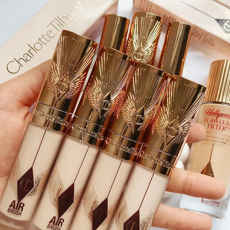 Charlotte, correttore, fondotinta liquido e cipria fissante, a lunga tenuta, controllo dell’oleosità, resistente all’acqua, facile da usare, Tilbury Cosmetics.