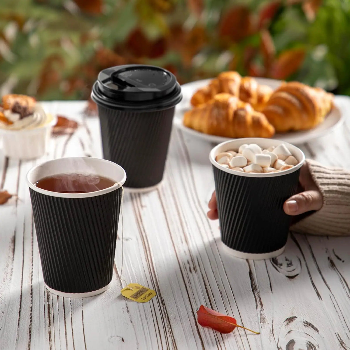 Tazze da caffè usa e getta nere da 12 OZ con coperchi Tazze ondulate a tripla parete per andare a caldo Bicchieri di carta isolati per bevande calde Home Office