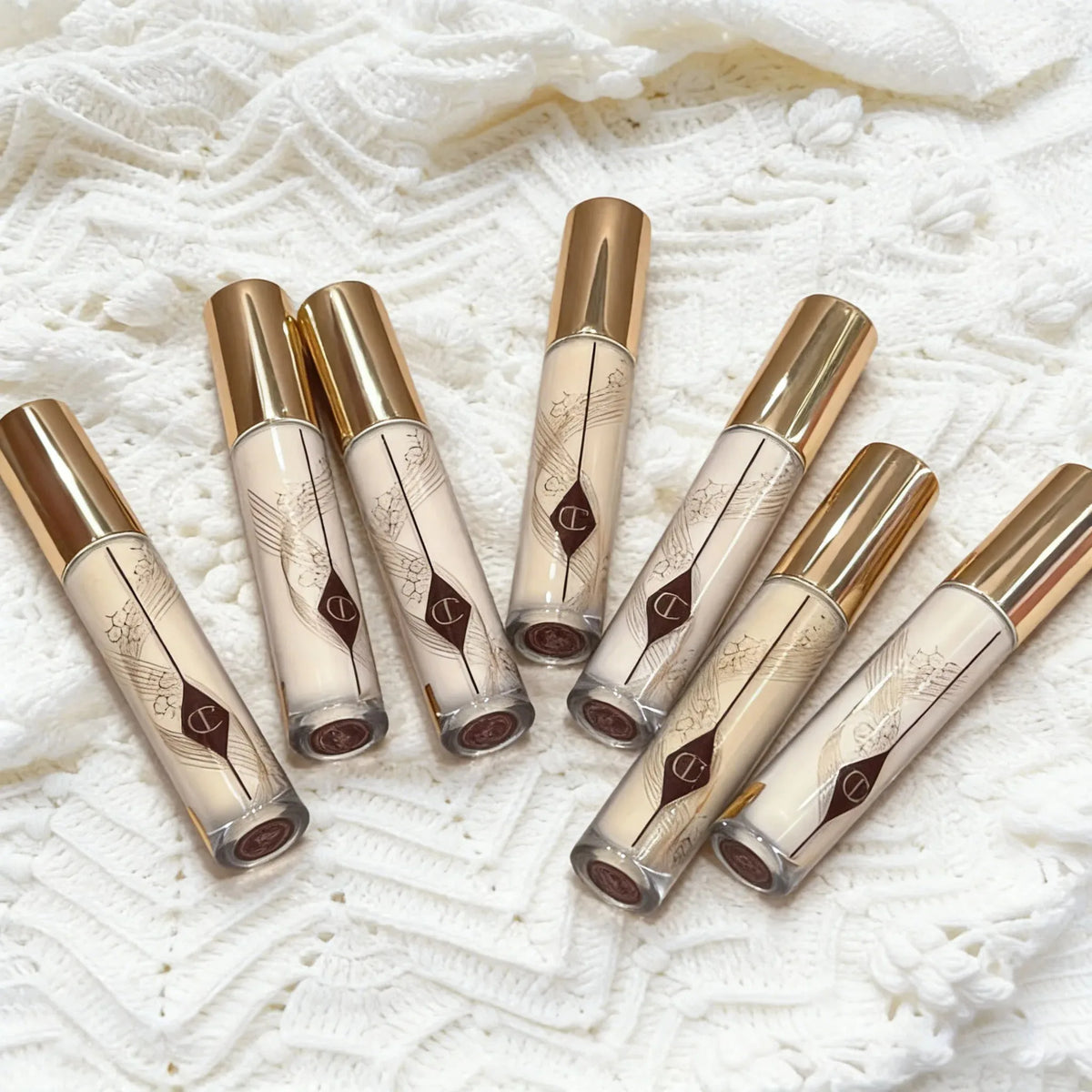 Correttore illuminante Honey di Charlotte Tilbury, alla moda e molto richiesto, che copre le imperfezioni e le occhiaie.