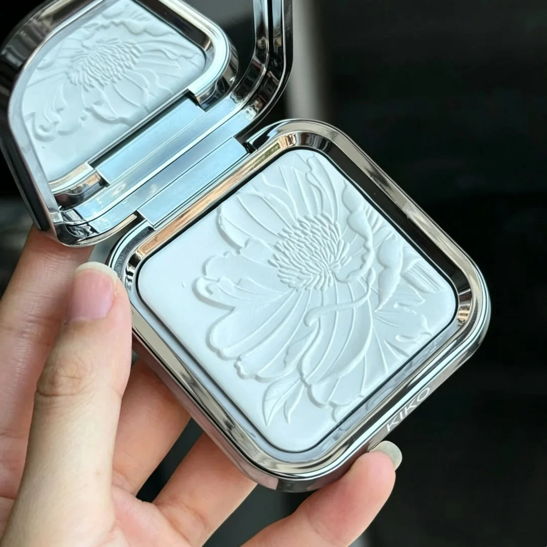 KIKO Cipria compatta per il viso, effetto matte, protezione solare, fissante, controllo del sebo, lunga durata, con specchio e applicatore a forma di piumino, adatta a tutti i tipi di pelle.