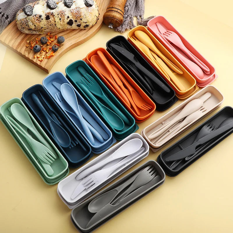 Set di posate quadrato color bianco sporco da 8 pezzi, composto da un piatto quadrato, una ciotola quadrata, una tazza, un coltello, una forchetta, un cucchiaio e una scatola per posate—per l'uso quotidiano.