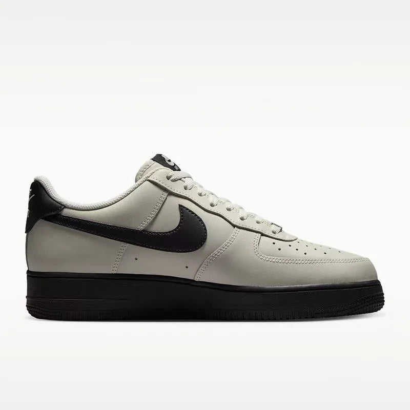 Sneakers Nike Air Force 1 con design a blocchi di colore, tomaia grigio-viola, suola spessa nera, modello di tendenza IZ6168-001