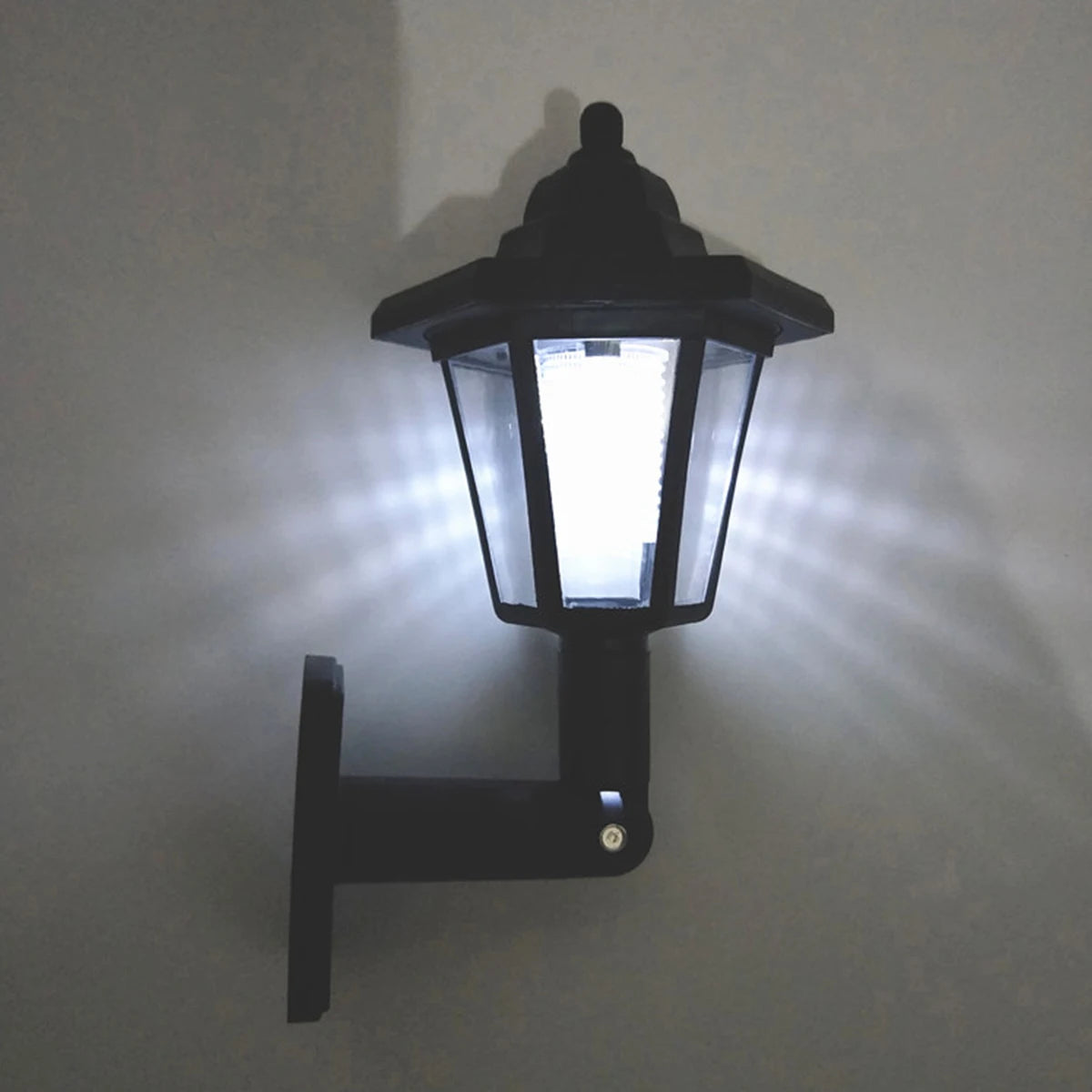 Lampada da parete solare da 2 pezzi Lampada da parete a LED per recinzione da giardino per esterni Lampada da parete a induzione per paesaggio esagonale impermeabile per recinzione da giardino
