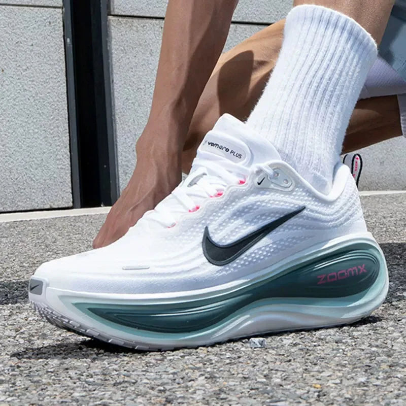 Scarpe da Corsa Nike per Uomo VOMERO PLUS, Scarpe Sportive per Maratona, Ammortizzate, in Rete Traspirante, Modello HV8150-110