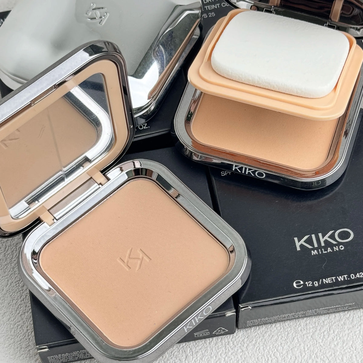 Fondotinta in Polvere KIKO Milano e Ombretto Resistente all'Acqua, Controllo del Sebo, Lunga Durata, Finitura Opaca, Alta Pigmentazione, Effetto Scintillante, Minimizza i Pori, Regalo Perfetto