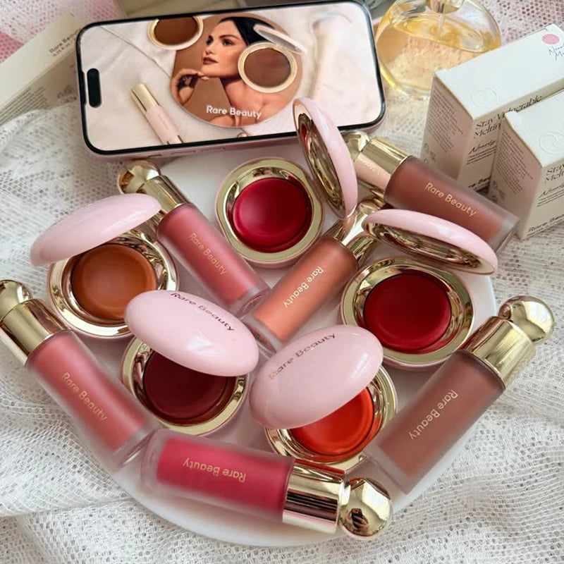 Rare Beauty Happy Lucky Love Blush, Fard Liquido a Lunga Durata, Effetto Naturale, Impermeabile, Idratante, Cosmetico per il Viso Femminile