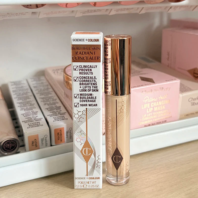 Correttore multi-effetto del marchio Charlotte Tilbury Honey Brightening in The Face che copre le macchie e copre le occhiaie sotto gli occhi