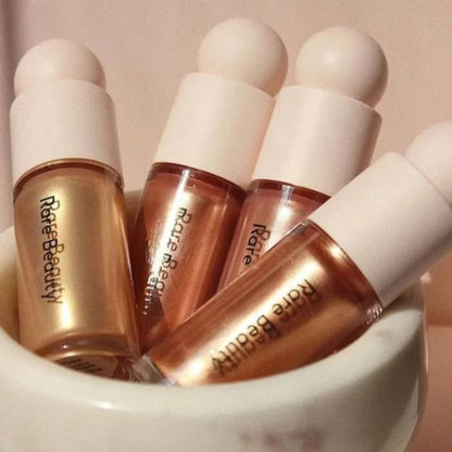 Rare Beauty Illuminante Innovativo Effetto Seta Leggera, Resistente all'Acqua, a Lunga Durata, Anti-Trasferimento e Anti-Sbavatura, Cosmetico per il Trucco