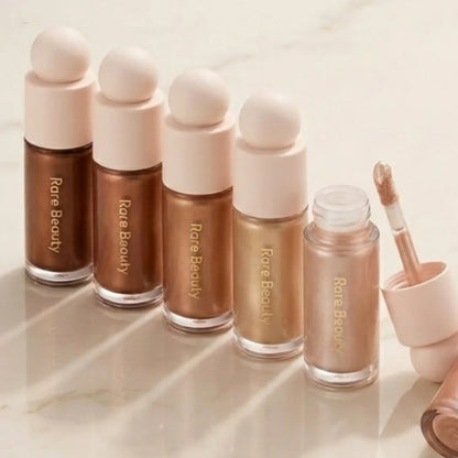 Rare Beauty Illuminante Innovativo Effetto Seta Leggera, Resistente all'Acqua, a Lunga Durata, Anti-Trasferimento e Anti-Sbavatura, Cosmetico per il Trucco