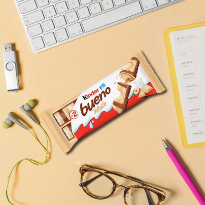 Kinder Bueno White - Snack al Cioccolato Bianco e Nocciole -  un Wafer Ripieno di Crema alle Nocciole Ricoperto da Cioccolato Bianco e Granella Meringata al Cacao - Pacco 30 Confezioni