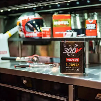 MOTUL 300V Competizione 5W-40 
 Olio motore per auto da corsa 
 Tecnologia Core ESTER ® 
 Contenitore da 2 litri.