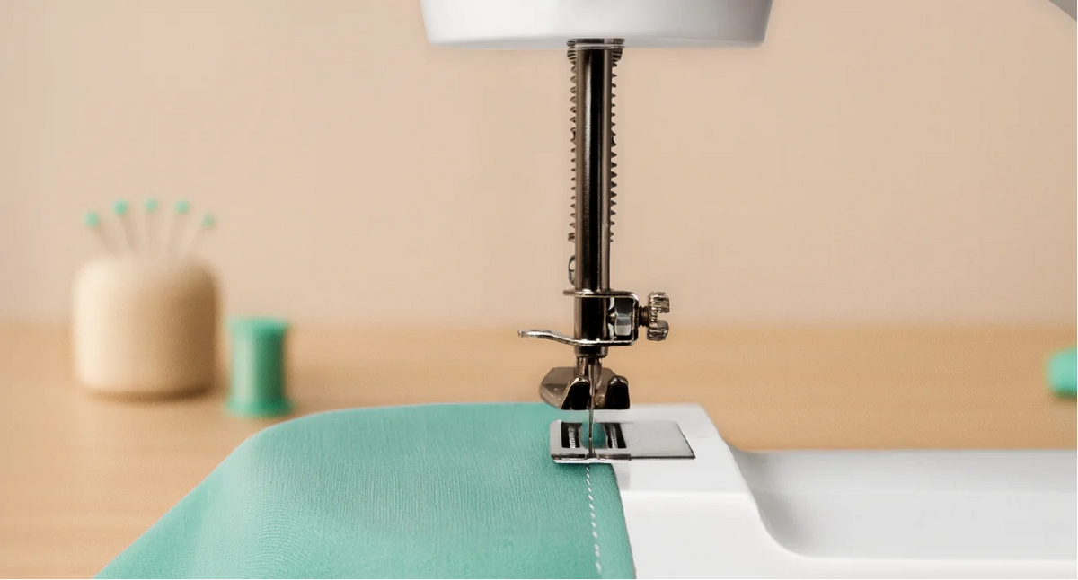 Macchina da cucire portatile Jocca con kit da cucito 48 accessori |   Doppia Cucitura |   Leggero e Versatile |   Ricondizionato
