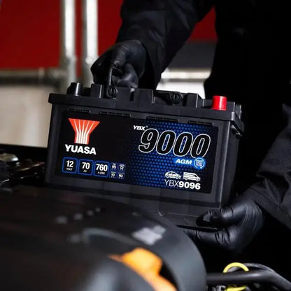 YUASA YBX9096 70AH 760A Batteria Auto Start-Stop Plus 
 Posizione terminale: + Destra positiva. 
 Misure: Lunghezza: 	 Larghezza: 278 mm   Altezza: 175 mm   Profondità: 190 mm