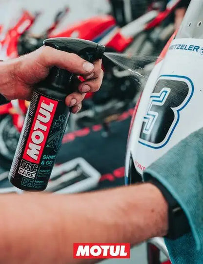 MOTUL MC CARE E5 SHINE & GO 
 Ravviva vernici e smalti 
 Lascia una lucentezza secca protettiva 
 Spruzzare con grilletto 
 Contenitore da 400 ml