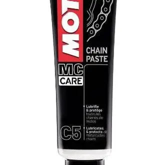 MOTUL MC CARE C5 PASTA PER CATENA 
 Lubrificante per catena moto da strada. 
 Colore bianco e molto aderente. 
 Inserire nel tubo con il pennello applicatore 
 Contenitore da 150 ml