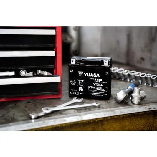 Batteria per moto YUASA YTX5L-BS 
 12V 4.2Ah 80Amp. AGM .. 
 Gamma YTX ®   e YT ad alte prestazioni e senza manutenzione. 
 Misure: 
 Lunghezza 	 115 mm 
 Larghezza 	 72 mm 
 Altezza 	 107 mm