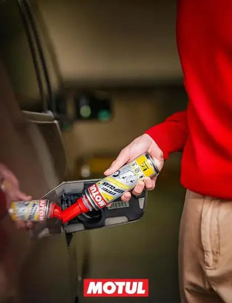 MOTUL ANTI-FUMO DIESEL 
 Pulitore per iniettori e sistemi diesel 
 Additivo per la pulizia preventiva da aggiungere al carburante diesel 
 Contenitore da 300 ml