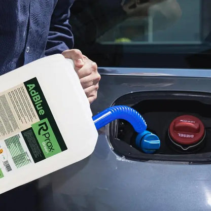 AdBlue 10 litri con beccuccio. Additivo RC Prox Green per la riduzione delle emissioni nei veicoli dotati di motori diesel con tecnologia SCR.