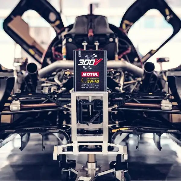 MOTUL 300V Competizione 5W-40 
 Olio motore per auto da corsa 
 Tecnologia Core ESTER ® 
 Contenitore da 2 litri.
