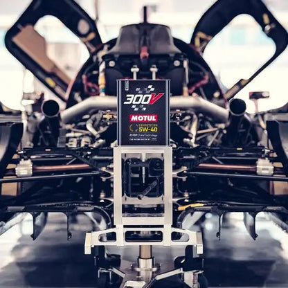 MOTUL 300V Competizione 5W-40 
 Olio motore per auto da corsa 
 Tecnologia Core ESTER ® 
 Contenitore da 2 litri.