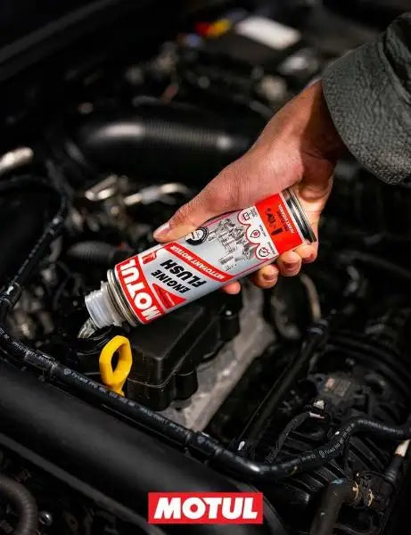 MOTUL FLUSH PER MOTORE AUTO 
 Additivo detergente per motore da aggiungere all'olio motore prima 
 cambio 
 Per motori a benzina e diesel 
 Contenitore da 300 ml