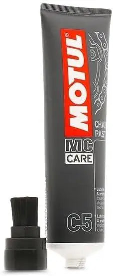 MOTUL MC CARE C5 PASTA PER CATENA 
 Lubrificante per catena moto da strada. 
 Colore bianco e molto aderente. 
 Inserire nel tubo con il pennello applicatore 
 Contenitore da 150 ml