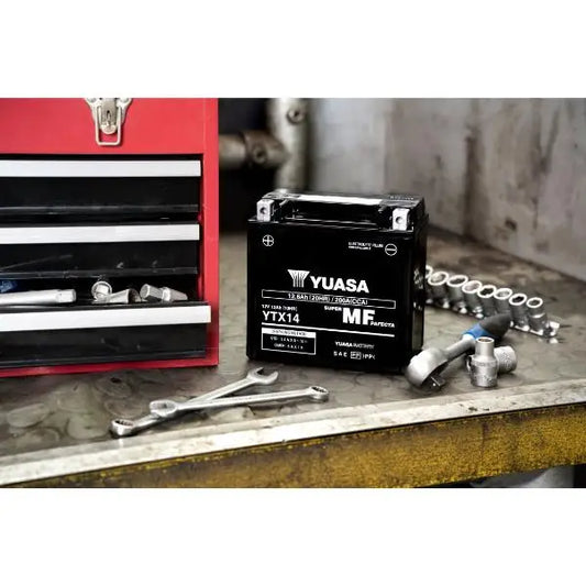 Yuasa YTX14-BS Batteria per Moto 
 12V 12.6Ah 200A (EN) 
 Gamma YTX ®   e YT AGM ad alte prestazioni senza manutenzione 
 MISURE 
 Lunghezza 	 150 mm 
 Larghezza 	 87 mm 
 Altezza 	 145 mm
