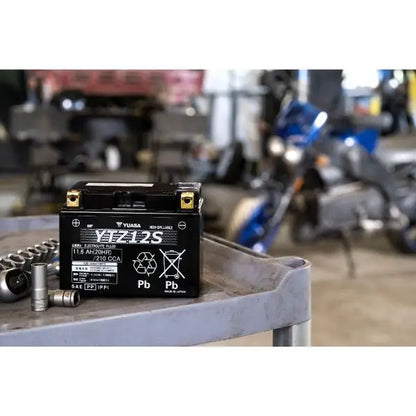 Batteria per moto YUASA YTZ12S 
 12V 11.6Ah 210Amp. 
 Gamma YTZ ®   AGM ad alte prestazioni senza manutenzione 
   Misure: Lunghezza 	 150 mm 
 Larghezza 	 87 mm 
 Altezza 	 110 mm