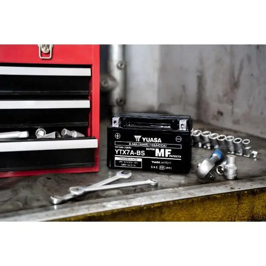 Batteria per moto YUASA YTX7A-BS 
 12V 6.3Ah 105Amp. AGM.. 
 Gamma YTX ®   e YT ad alte prestazioni e senza manutenzione. 
 Misure: 
 Lunghezza: 150 mm. 
 Larghezza: 87 mm. 
 Altezza: 93 mm.
