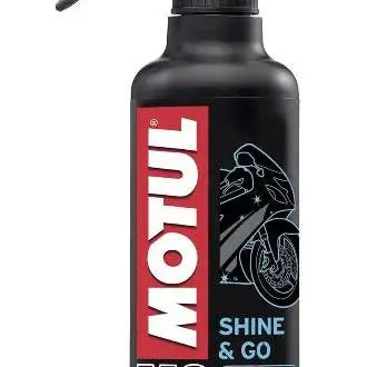 MOTUL MC CARE E5 SHINE & GO 
 Ravviva vernici e smalti 
 Lascia una lucentezza secca protettiva 
 Spruzzare con grilletto 
 Contenitore da 400 ml