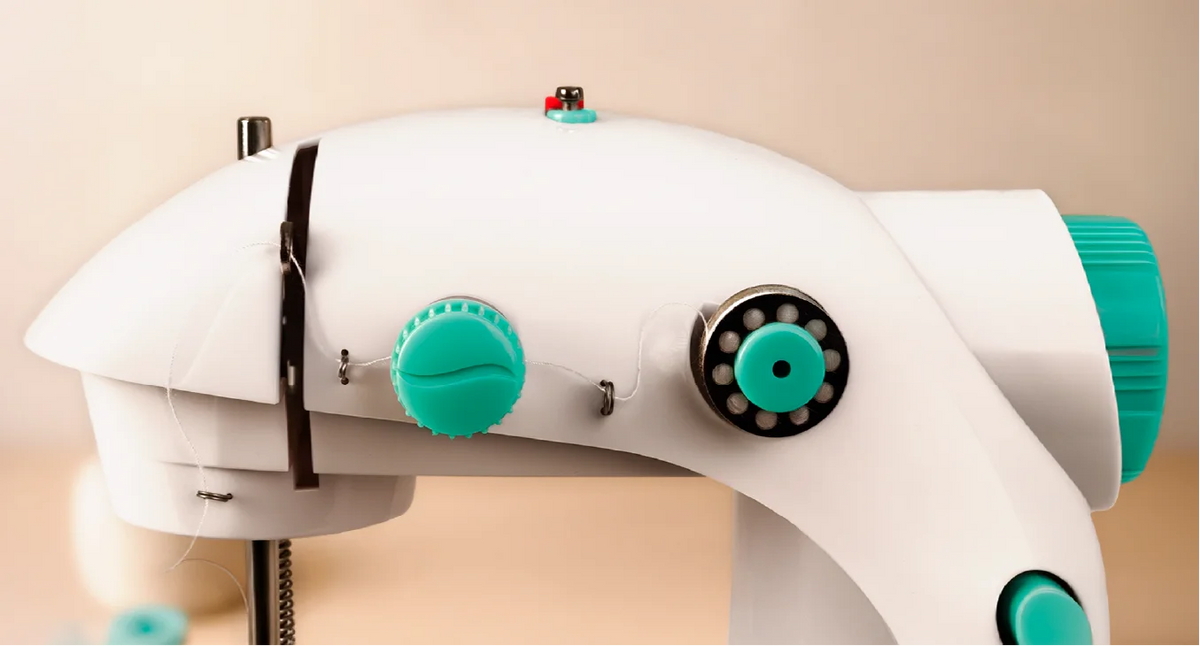 Macchina da cucire portatile Jocca con kit da cucito 48 accessori |   Doppia Cucitura |   Leggero e Versatile |   Ricondizionato