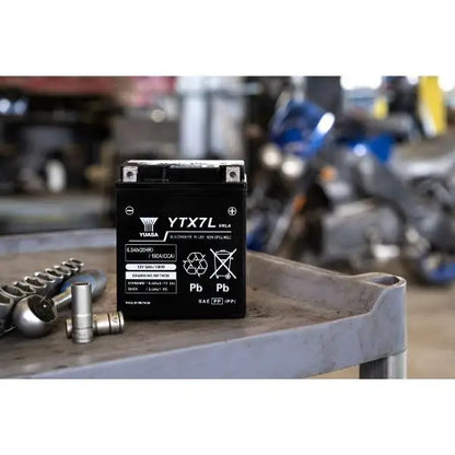 Batteria per moto YUASA YTX7L-BS AGM 
 12V 6.3Ah 100Amp.. 
 Gamma YTX ®   e YT ad alte prestazioni e senza manutenzione. 
 Misure: 
 LUNGHEZZA: 115 mm. 
 Larghezza: 72 mm. 
 Altezza: 132 mm.