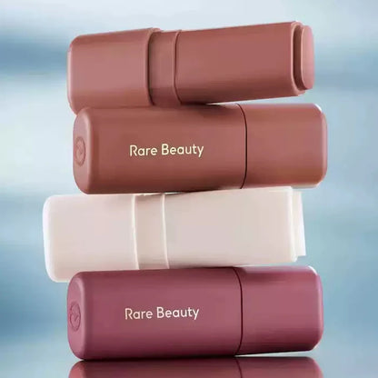 Rare Beauty Easygoing Loved Uplifting Friendly Balsamo labbra burroso, lucidalabbra idratante a lunga tenuta, trucco, blush morbido, opaco, volumizzante